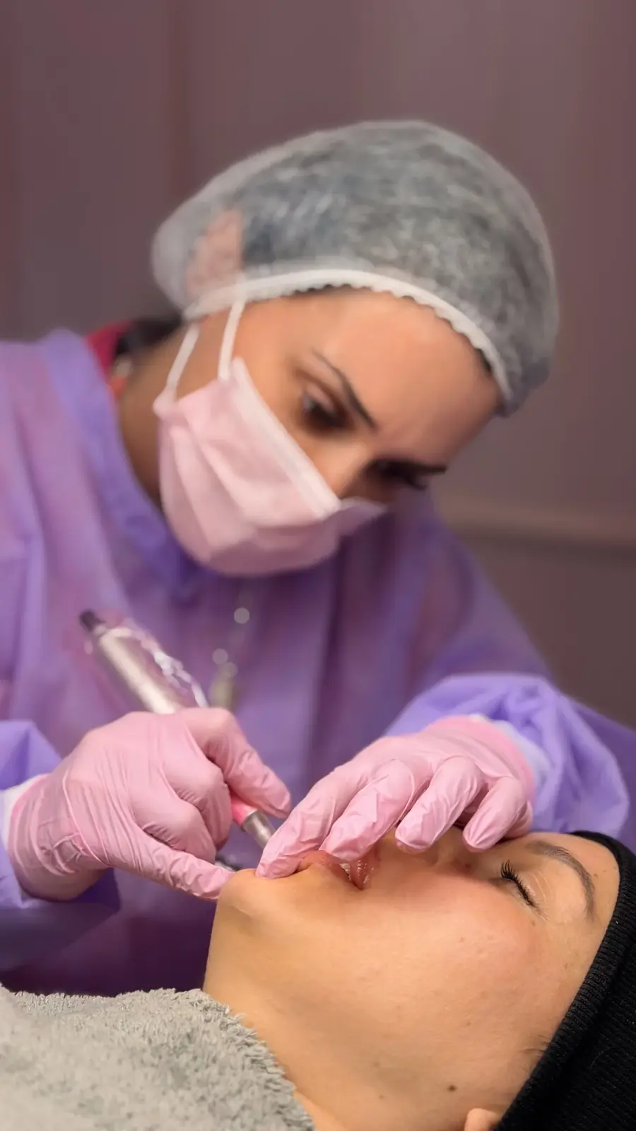 Daniela Rodrigues realizando prática de Flow Lips, técnica de pigmentação labial, em modelo real