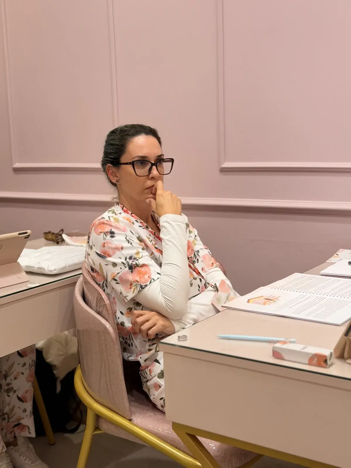 Daniela Rodrigues acompanhando a aula teórica do curso Flow Brows na Beauty University