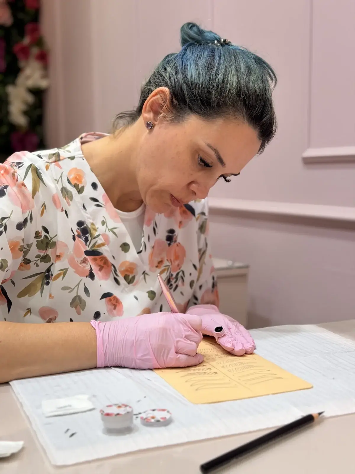 Daniela Rodrigues treinando o desenho de sobrancelhas fio a fio em pele sintética no curso Flow Brows