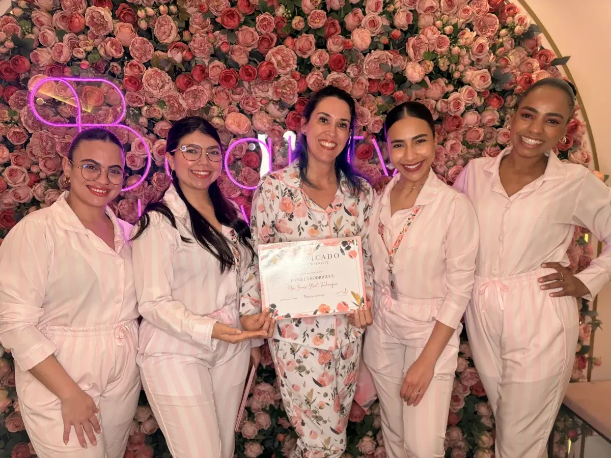 Formatura Flow Brows: Daniela Rodrigues recebe o certificado ao lado das Masters Pamela, Milena, Julia e Debora