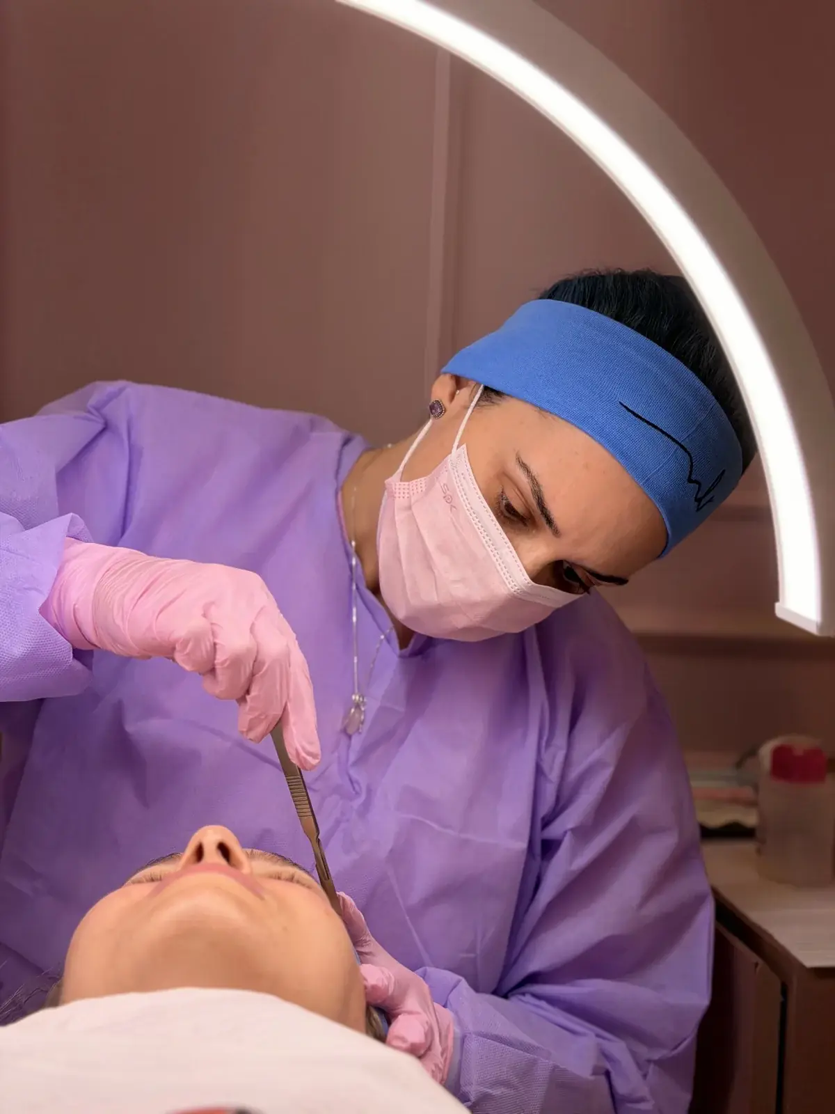 Daniela Rodrigues realizando prática de Shine Faces, técnica de dermaplaning, em modelo
