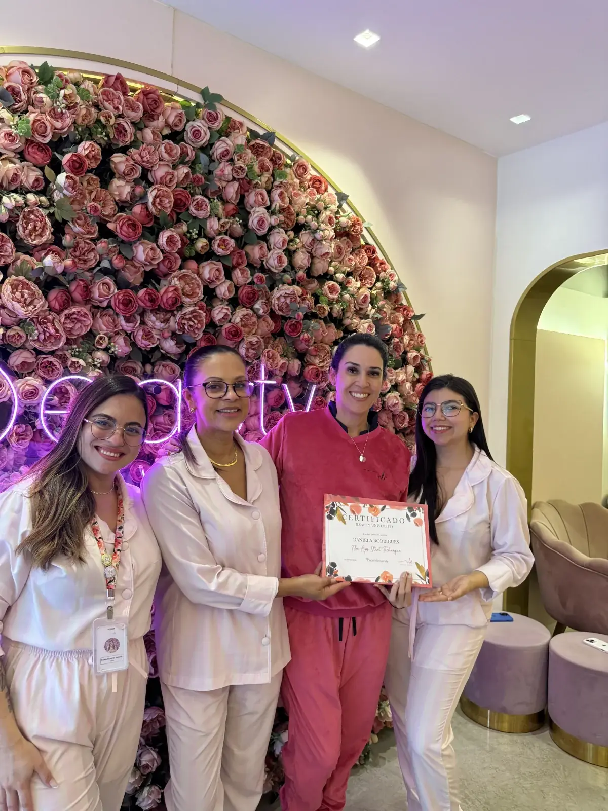 Formatura Flow Lips: Daniela Rodrigues segura o certificado ao lado das Masters Pamela, Cris e Milena