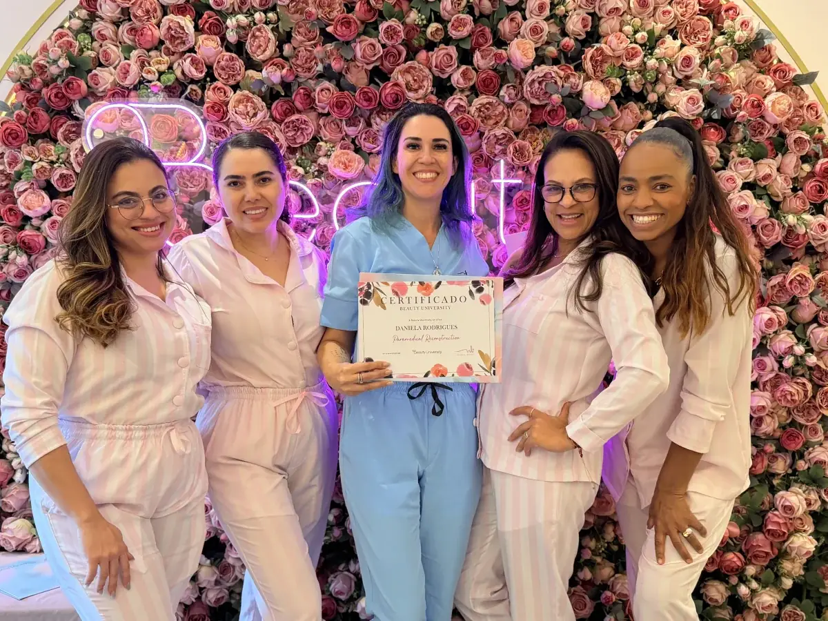 Formatura Paramedical: Daniela Rodrigues recebe o certificado de Paramedical Reconstruction com as Masters Pamela, Ana, Cris e Débora