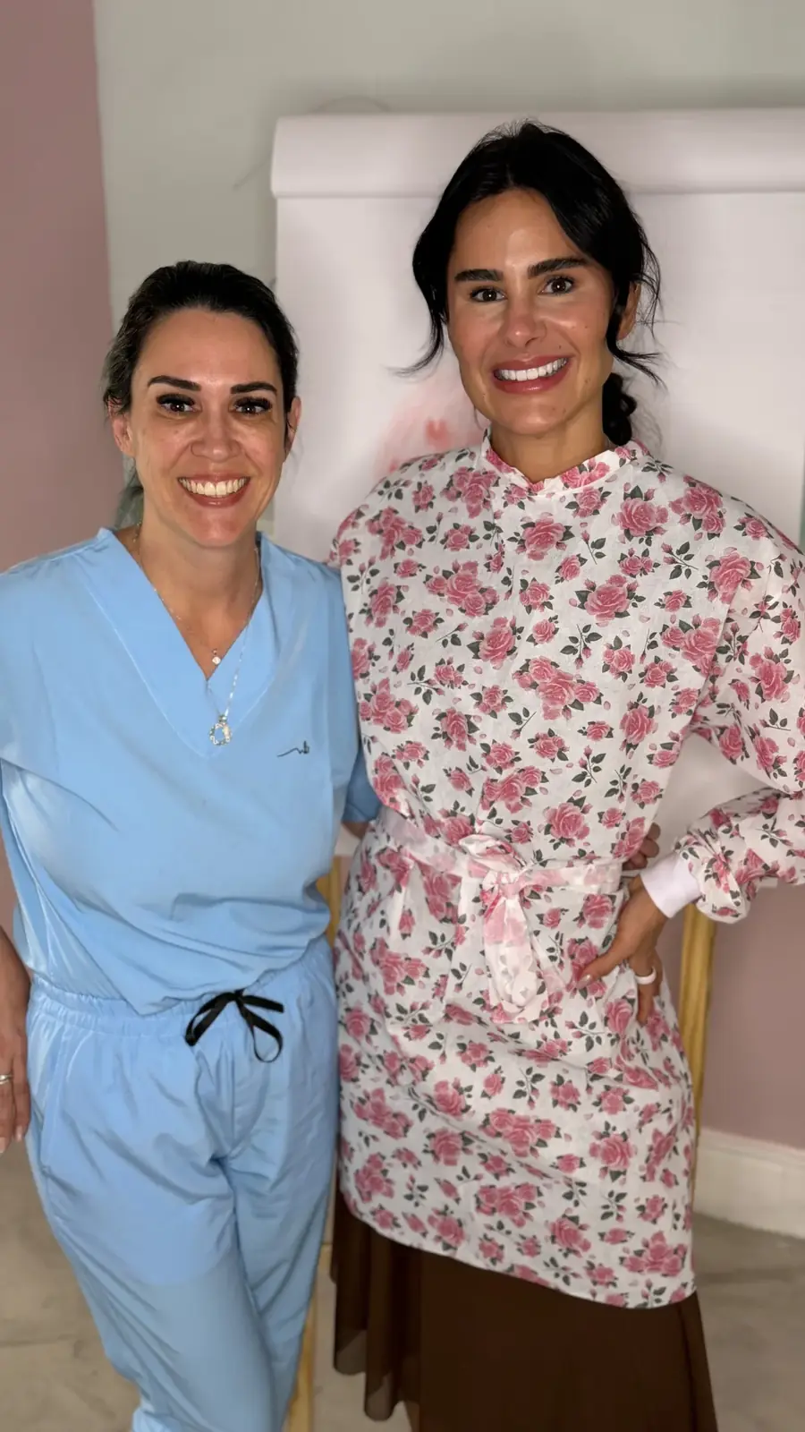 Daniela Rodrigues de scrub azul ao lado da instrutora Natalia Martins no curso de Paramedical