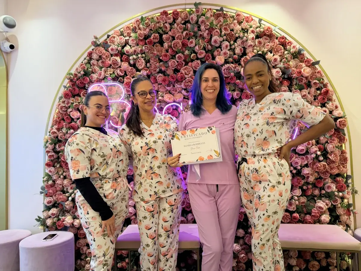 Formatura Shine Faces: Daniela Rodrigues segura o certificado ao lado das Masters Pamela, Cris e Debora