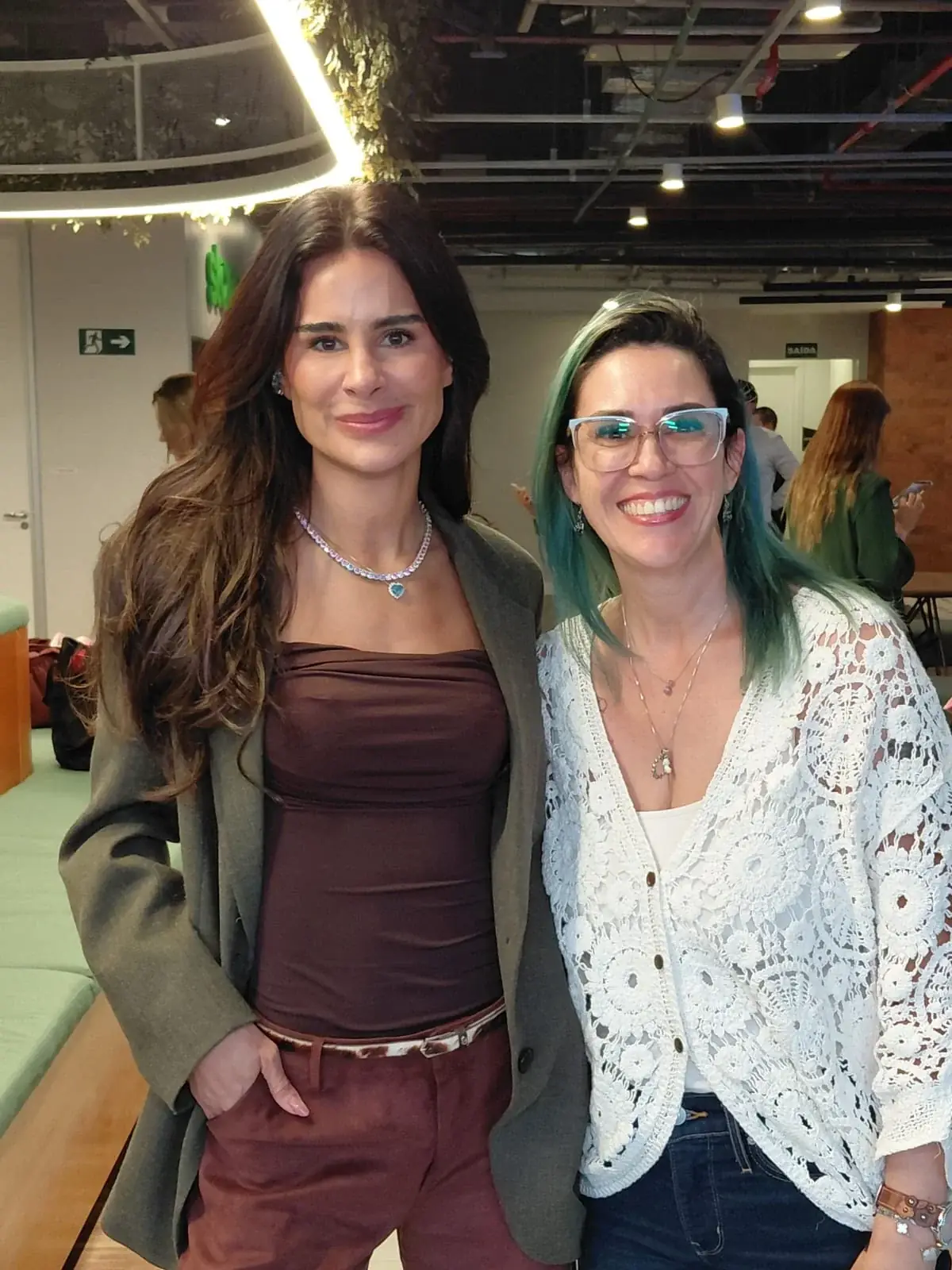 Daniela Rodrigues e Natalia Martins posando juntas durante o evento Moonshot e Stone
